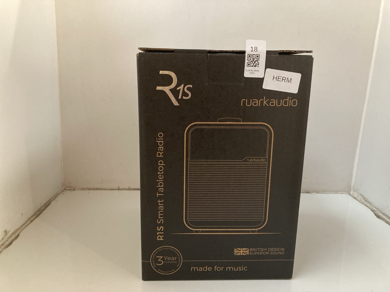 Lot 18  
            Edinburgh SR33 - Delivery Only 

                
RUARK AUDIO RTS SMART TABLETOP RADIO: LOCATION - TOP 50