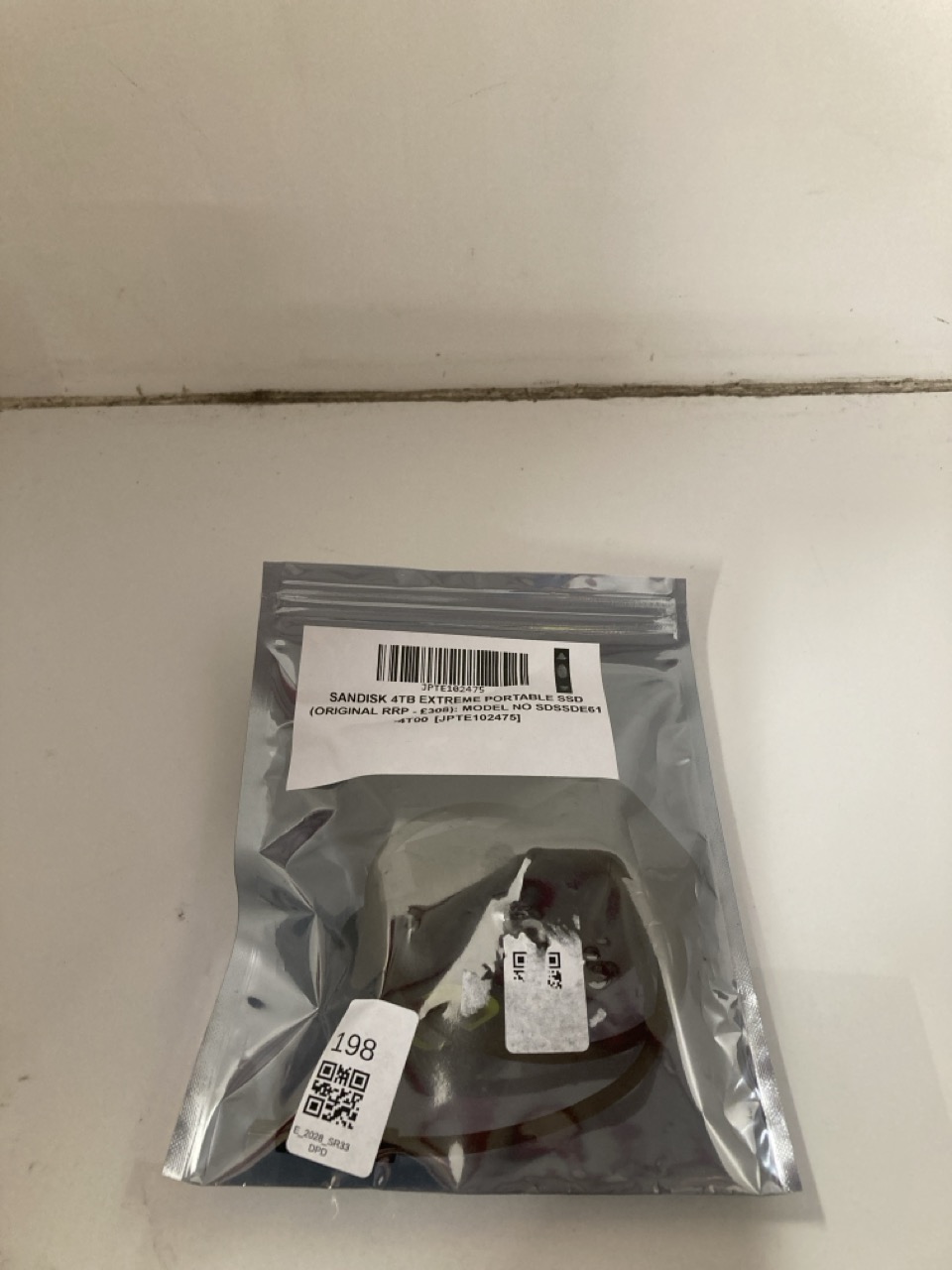 Lot 198  
            Edinburgh SR33 - Delivery Only 

                
SANDISK 4TB EXTREME PORTABLE SSD (ORIGINAL RRP - £308): MODEL NO SDSSDE61-4T00 [J...