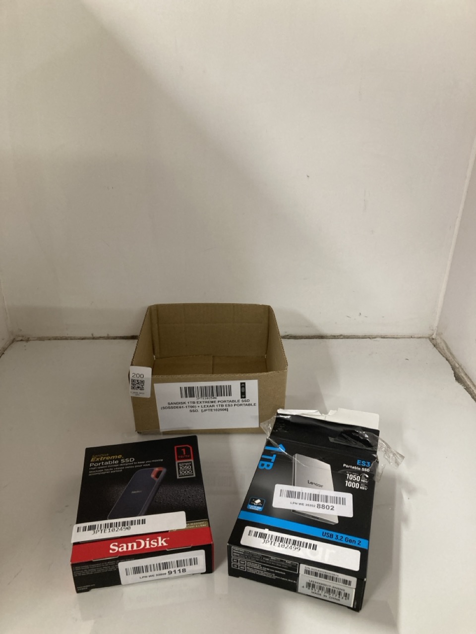 Lot 200  
            Edinburgh SR33 - Delivery Only 

                
SANDISK 1TB EXTREME PORTABLE SSD (SDSSDE61-1T00) + LEXAR 1TB ES3 PORTABLE SSD. [J...