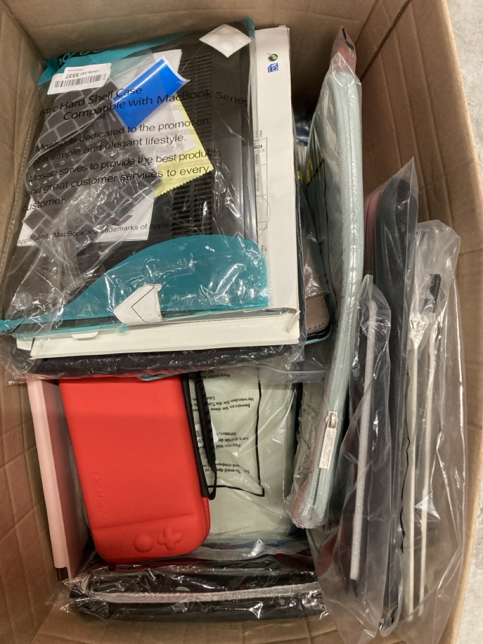 Lot 203  
            Edinburgh SR33 - Delivery Only 

                
QUANTITY OF ITEMS TO INCLUDE MACBOOK CASE:: LOCATION - C RACK