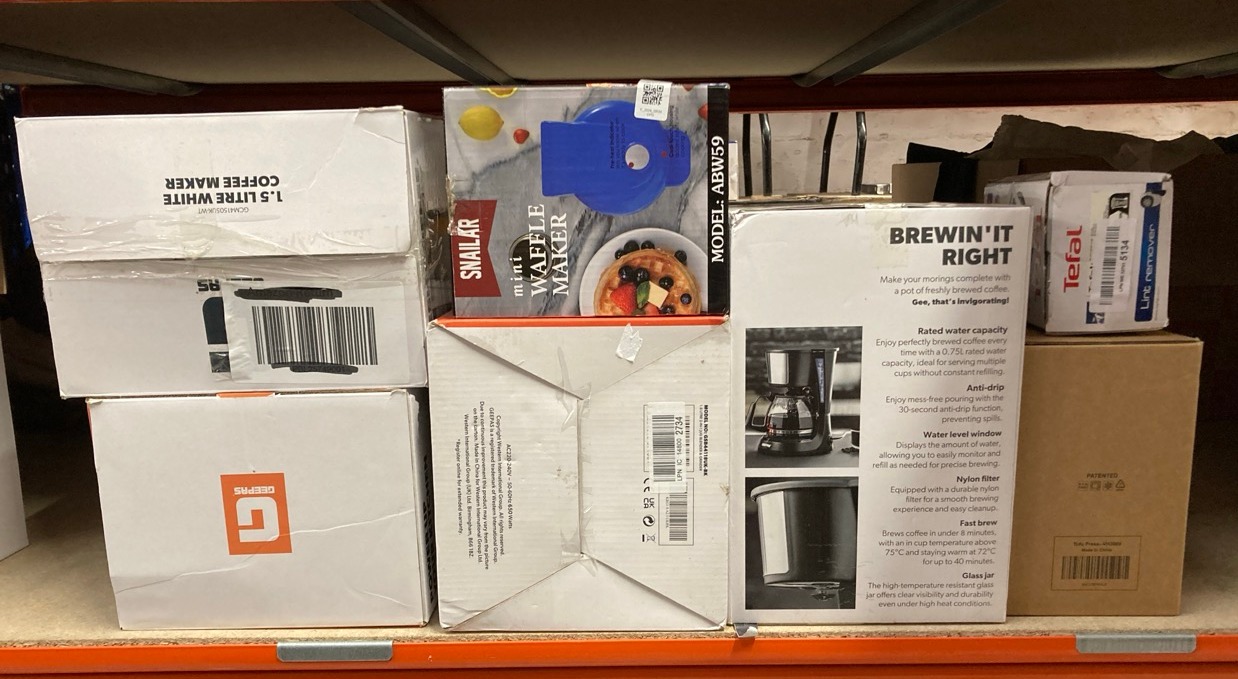 Lot 208  
            Edinburgh SR33 - Delivery Only 

                
QUANTITY OF KITCHEN & APPLIANCES ITEMS TO INCLUDE SNAILAR MINI WAFFLE MAKER, 550W...