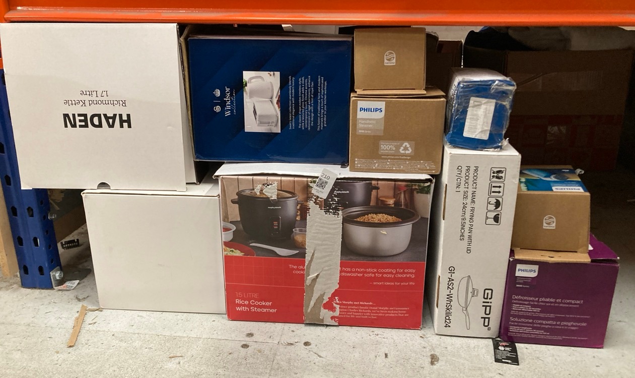 Lot 210  
            Edinburgh SR33 - Delivery Only 

                
QUANTITY OF KITCHEN AND APPLIANCES TO INCLUDE PHILIPS FABRIC SHAVER :: LOCATION -...