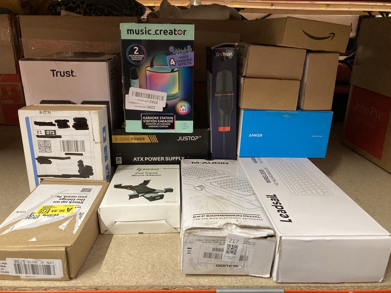 Lot 217  
            Edinburgh SR33 - Delivery Only 

                
QUANTITY OF TECH & GAMING ITEMS TO INCLUDE MUSIC CREATOR MINI KARAOKE STATION POR...