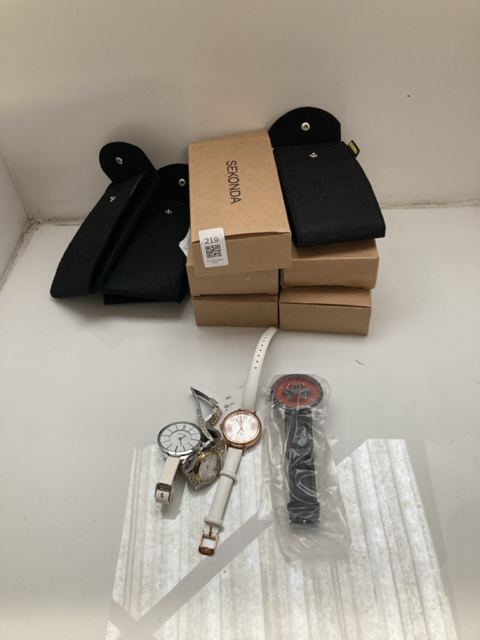 Lot 219  
            Edinburgh SR33 - Delivery Only 

                
QUANTITY OF WATCHES ITEMS TO INCLUDE SEKONDA MEN'S MALMO 42MM QUARTZ WATCH WITH A...