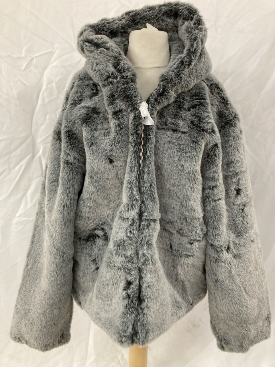 Lot 222  
            Edinburgh SR33 - Delivery Only 

                
CERNUCCI HOODED FUR JACKET SIZE L: LOCATION - C RACK