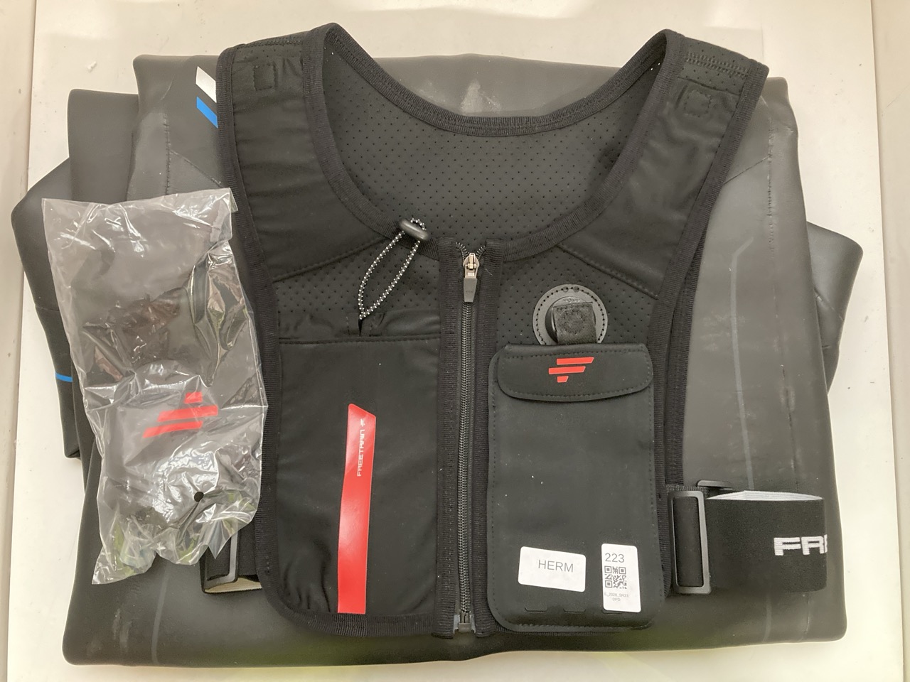 Lot 223  
            Edinburgh SR33 - Delivery Only 

                
MENS ADVANCE WETSUIT SIZE XXL + FREE TRAIN RUNNING VEST NO SIZE: LOCATION - C RACK