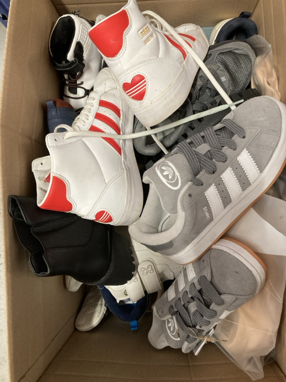Lot 225  
            Edinburgh SR33 - Delivery Only 

                
QUANTITY OF KIDS FOOTWEAR TO INCLUDE ADIDAS UNISEX KID'S ORIGINALS SNEAKERS, GREY...