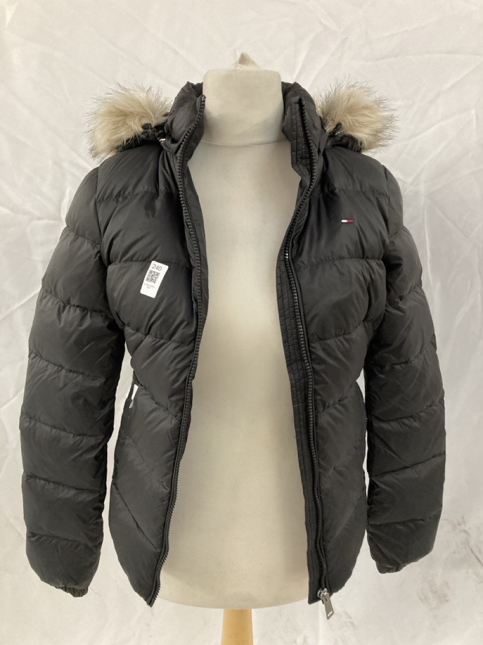 Lot 240  
            Edinburgh SR33 - Delivery Only 

                
TOMMY JEANS PUFFER JACKET AGE 8 ORIGINAL RRP £190: LOCATION - C RACK