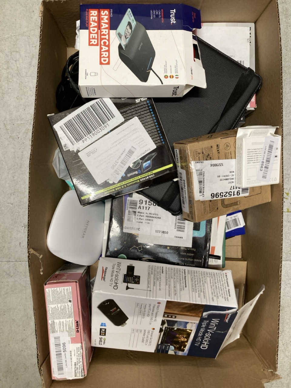 Lot 242  
            Edinburgh SR33 - Delivery Only 

                
QUANTITY OF TECH & GAMING ITEMS TO INCLUDE HAUPPAUGE WINTV-SOLOHD MODEL 01589 FRE...