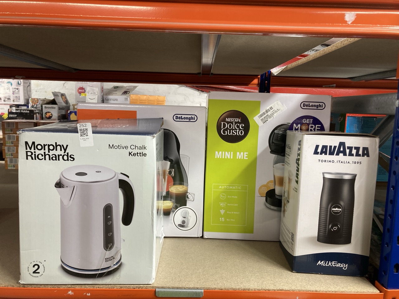 Lot 252  
            Edinburgh SR33 - Delivery Only 

                
QUANTITY OF KITCHEN & APPLIANCES ITEMS TO INCLUDE MORPHY RICHARDS 1.7L MOTIVE JUG...