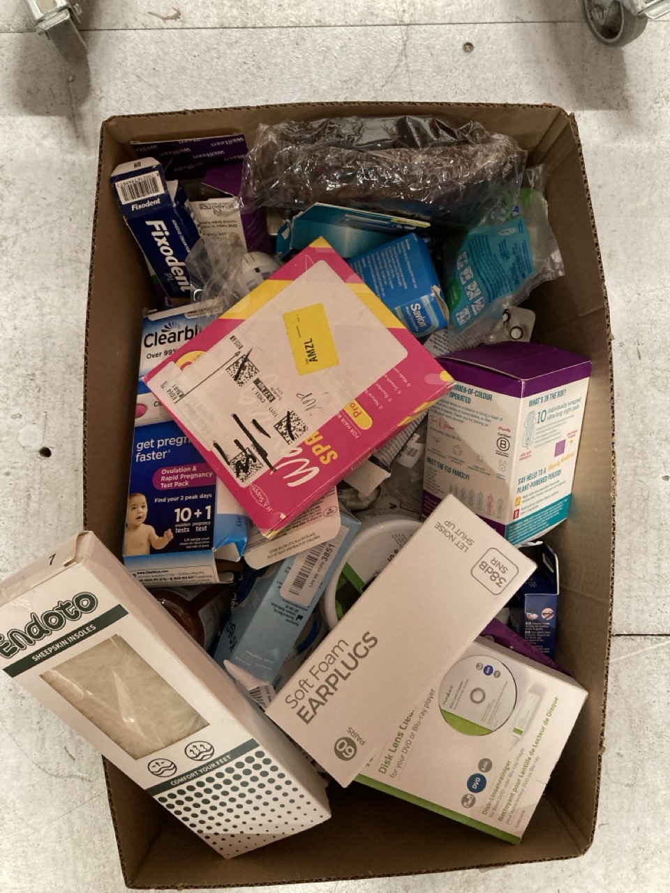 Lot 254  
            Edinburgh SR33 - Delivery Only 

                
QUANTITY OF HEALTH & BEAUTY ITEMS TO INCLUDE JFA SUPPLIES WOODEN WAXING SPATULAS ...