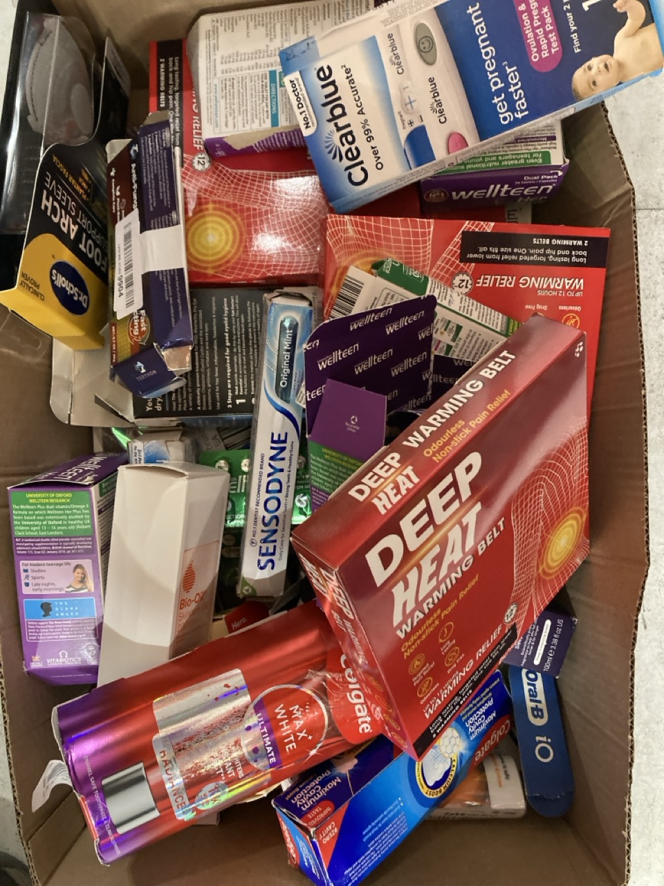 Lot 255  
            Edinburgh SR33 - Delivery Only 

                
QUANTITY OF HEALTH & BEAUTY ITEMS TO INCLUDE DEEP HEAT WARMING BELT, LONG LASTING...