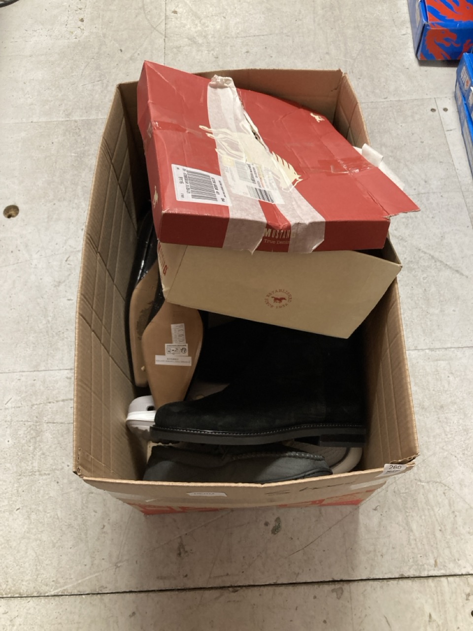 Lot 260  
            Edinburgh SR33 - Delivery Only 

                
QUANTITY OF CLOTHING & APPAREL ITEMS TO INCLUDE DUNE LONDON LADIES TALLO KNEE HIG...