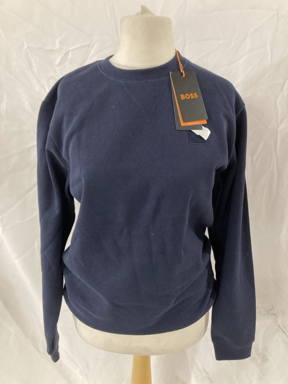 Lot 275  
            Edinburgh SR33 - Delivery Only 

                
HUGO BOSS NAVY MENS JUMPER SIZE M: LOCATION - C RACK