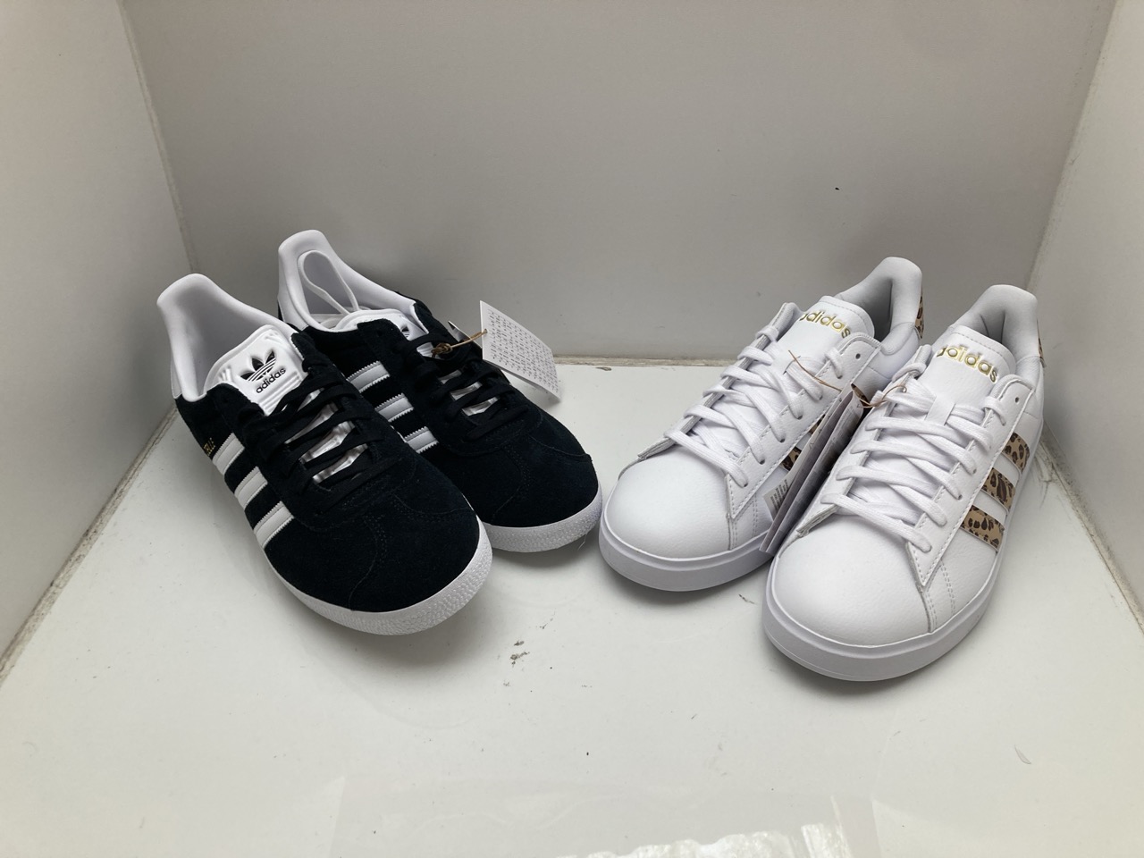 Lot 276  
            Edinburgh SR33 - Delivery Only 

                
ADIDAS BB5476 SNEAKERS MEN 10 + ADIDAS GRAND COURT WOMEN'S 3 STRIPES : LOCATION -...