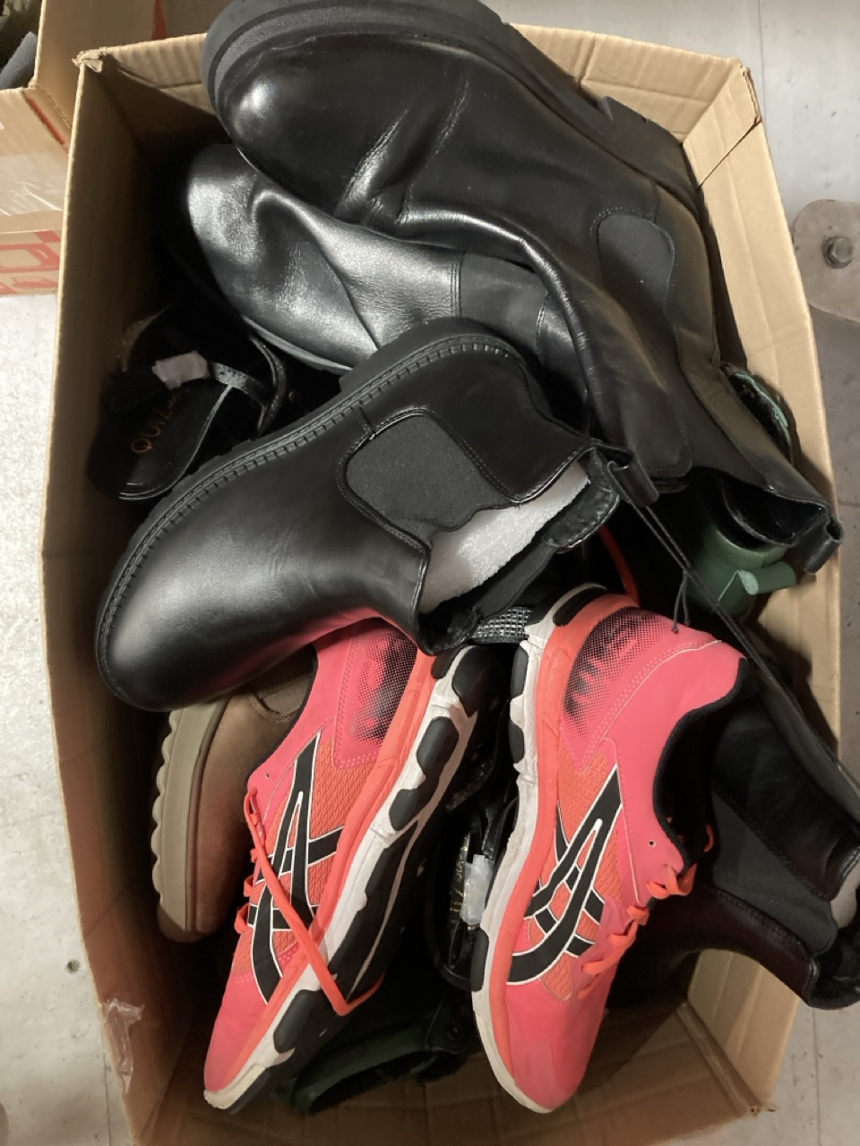 Lot 285  
            Edinburgh SR33 - Delivery Only 

                
QUANTITY OF WOMEN'S SHOES TO INCLUDE ASICS PINK RUNNING SHOES SIZE 8: LOCATION - ...