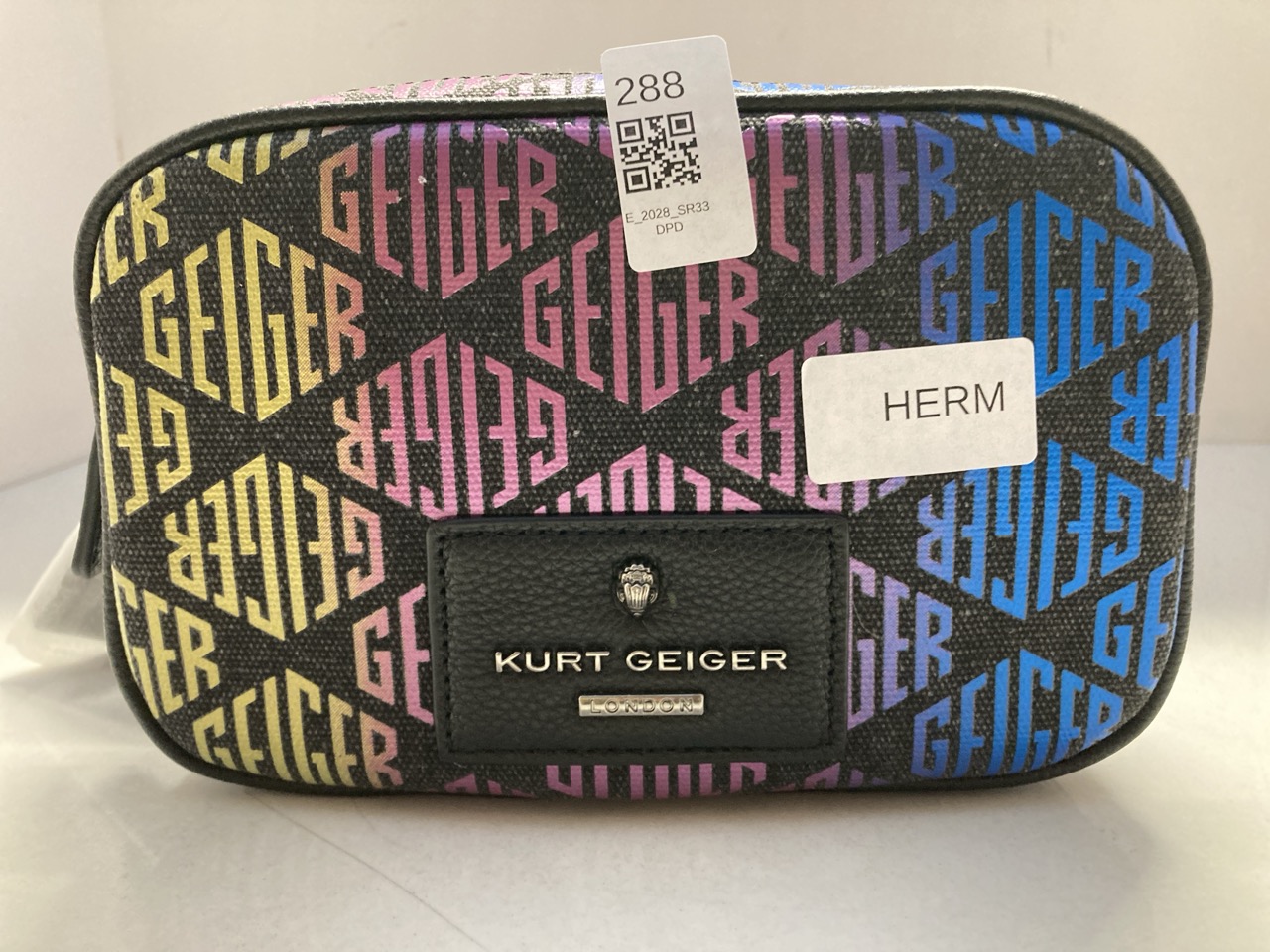 Lot 288  
            Edinburgh SR33 - Delivery Only 

                
KURT GEIGER LONDON BAG WITH DETACHABLE STRAP INSIDE : LOCATION - D RACK