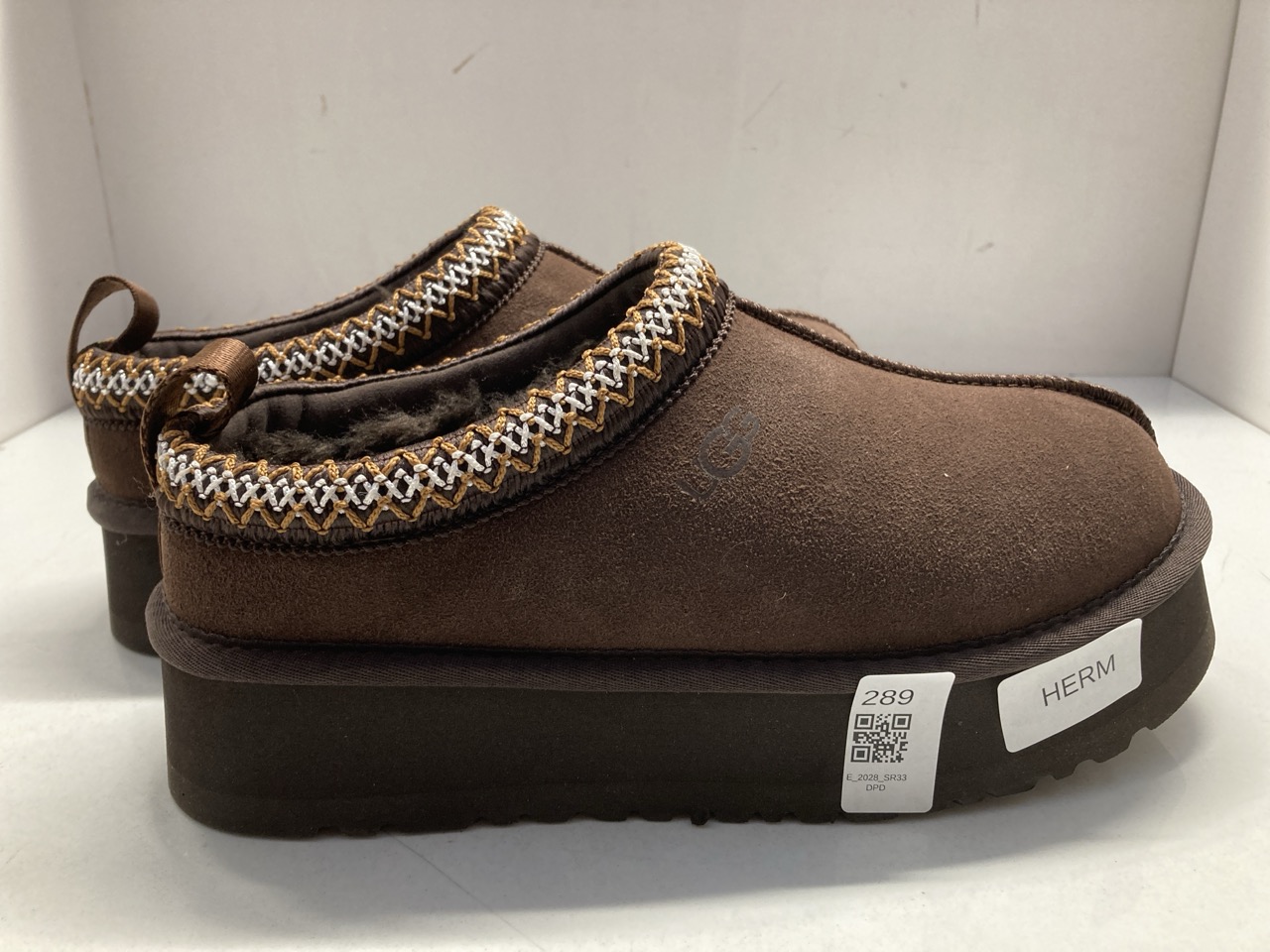 Lot 289  
            Edinburgh SR33 - Delivery Only 

                
UGG WOMEN'S BROWN SHOES/SLIPPERS SIZE 5.5: LOCATION - D RACK