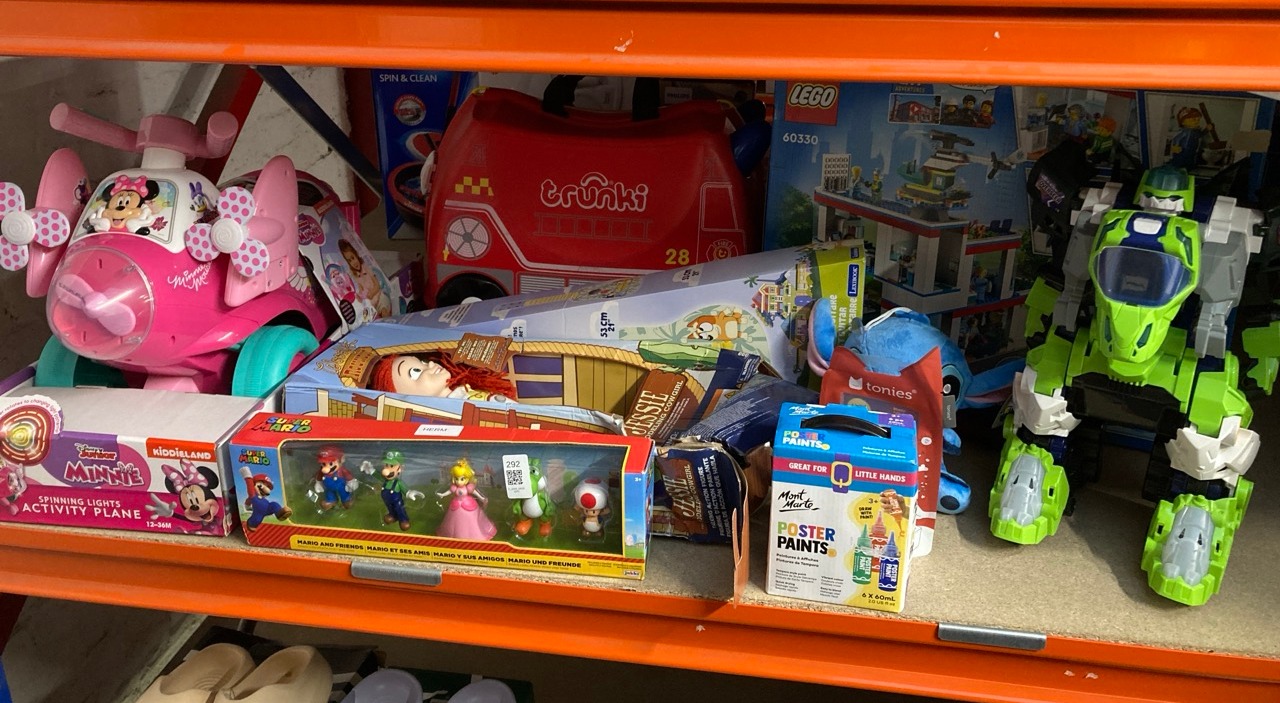 Lot 292  
            Edinburgh SR33 - Delivery Only 

                
QUANTITY OF TOYS AND GAMES ITEMS TO INCLUDE DISNEY JUNIOR MINNIE MOUSE ACTIVITIES...