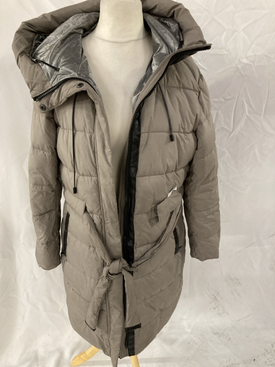 Lot 293  
            Edinburgh SR33 - Delivery Only 

                
MICHAEL KORS GREY WOMEN'S JACKET SIZE L + XINDAIER CLASSIC FASHION LONG BLACK JAC...