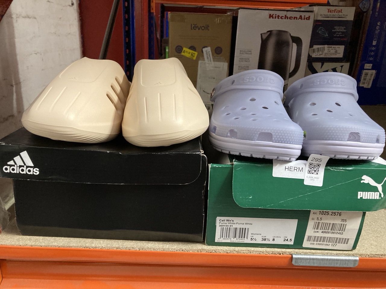 Lot 295  
            Edinburgh SR33 - Delivery Only 

                
QUANTITY OF SHOES TO INCLUDE ADIDAS ZX 600 BLUE SIZE 8: LOCATION - D RACK