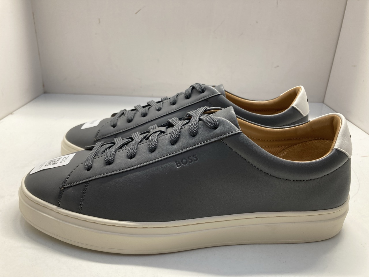 Lot 296  
            Edinburgh SR33 - Delivery Only 

                
HUGO BOSS MENS TRAINERS IN GREY SIZE 9: LOCATION - D RACK