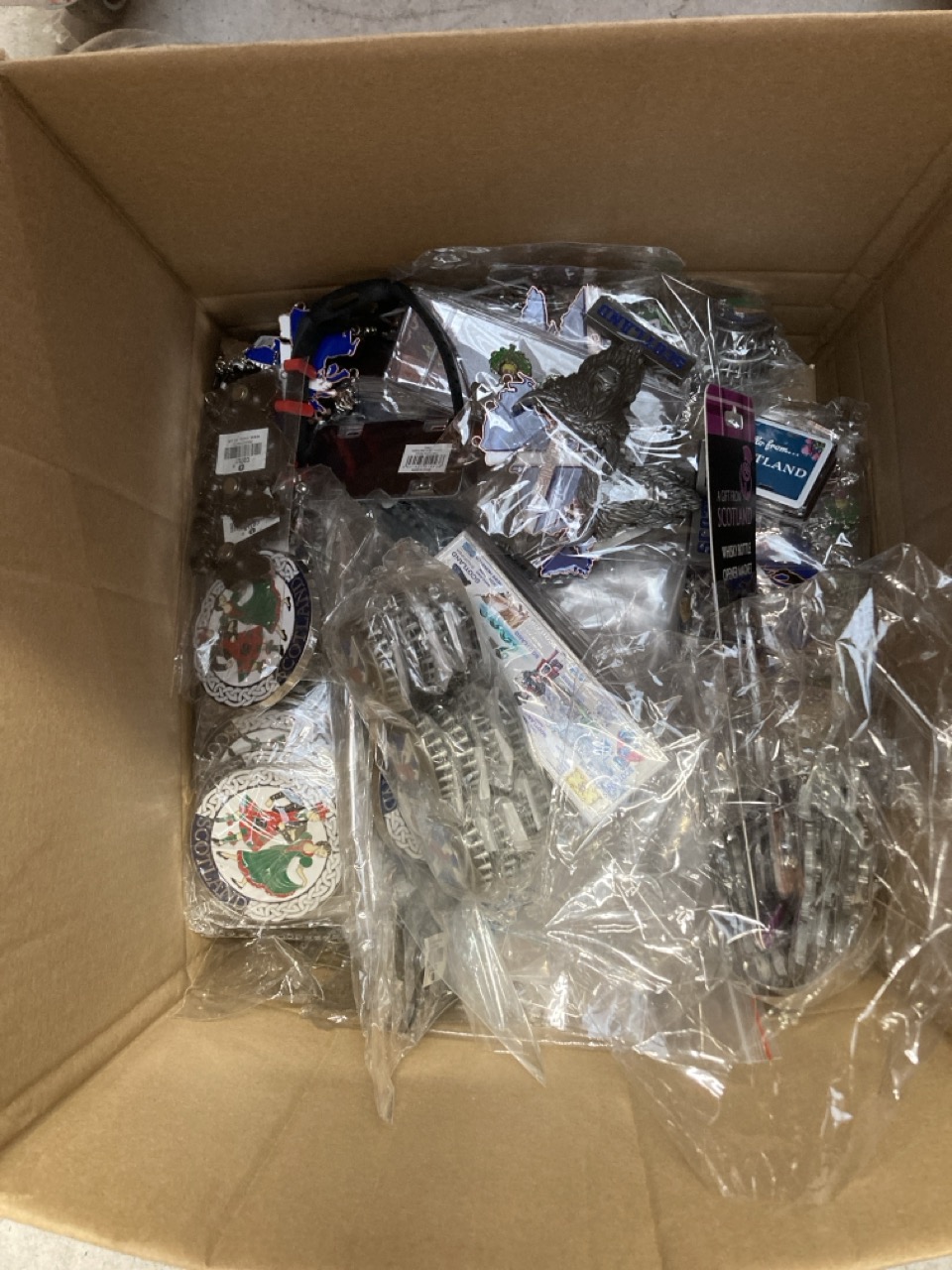 Lot 303  
            Edinburgh SR33 - Delivery Only 

                
QUANTITY OF ITEMS TO INCLUDE SCOTTISH FRIDGE MAGNET: LOCATION - D RACK