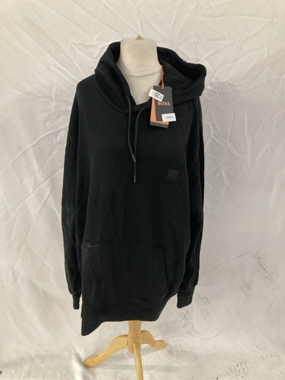 Lot 309  
            Edinburgh SR33 - Delivery Only 

                
MENS HUGO BOSS BLACK JUMPER SIZE 4X LARGE: LOCATION - D RACK