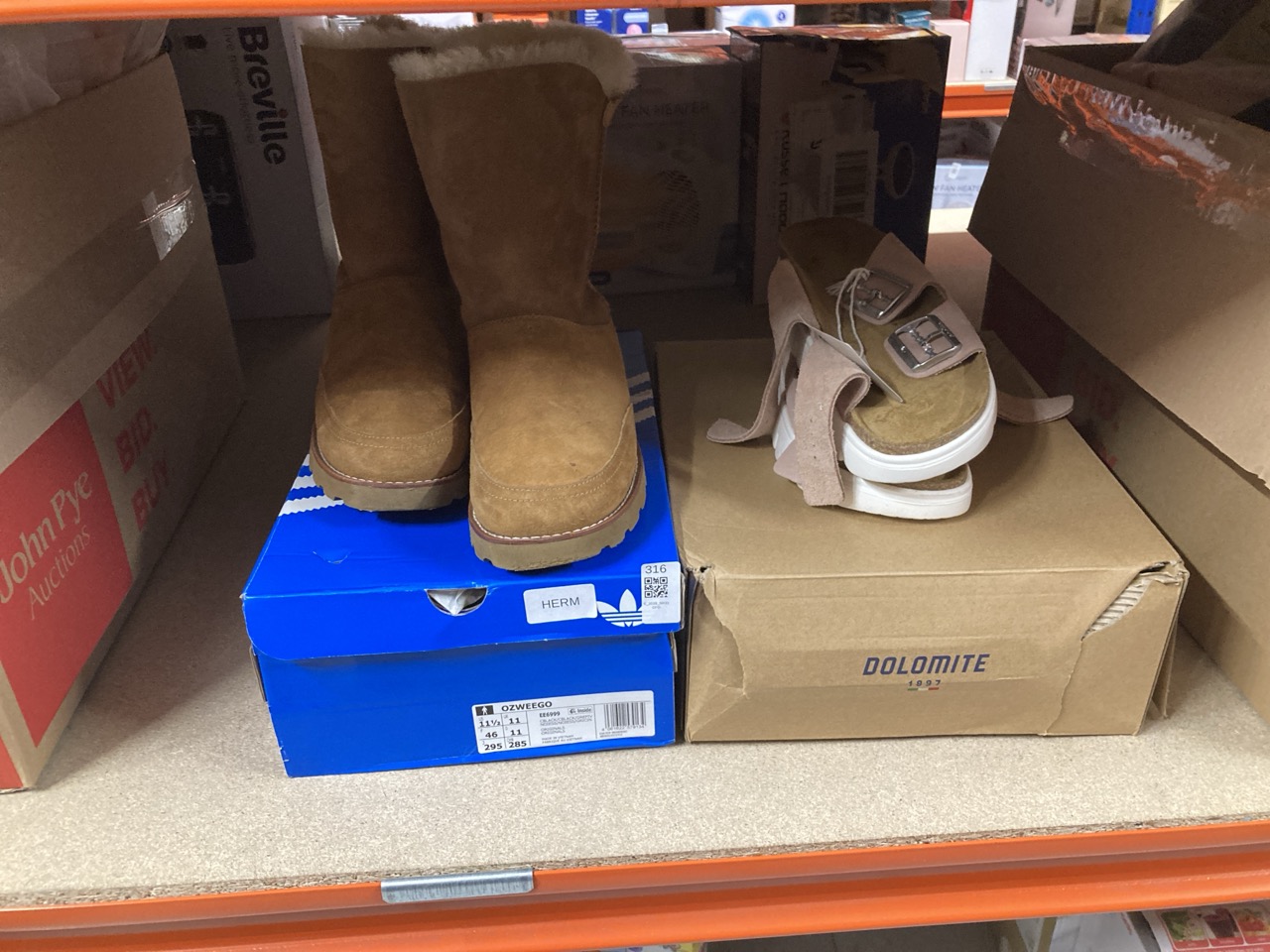 Lot 316  
            Edinburgh SR33 - Delivery Only 

                
QUANTITY OF SHOES TO INCLUDE UGG BOOTS BROWN SIZE 7.5: LOCATION - D RACK