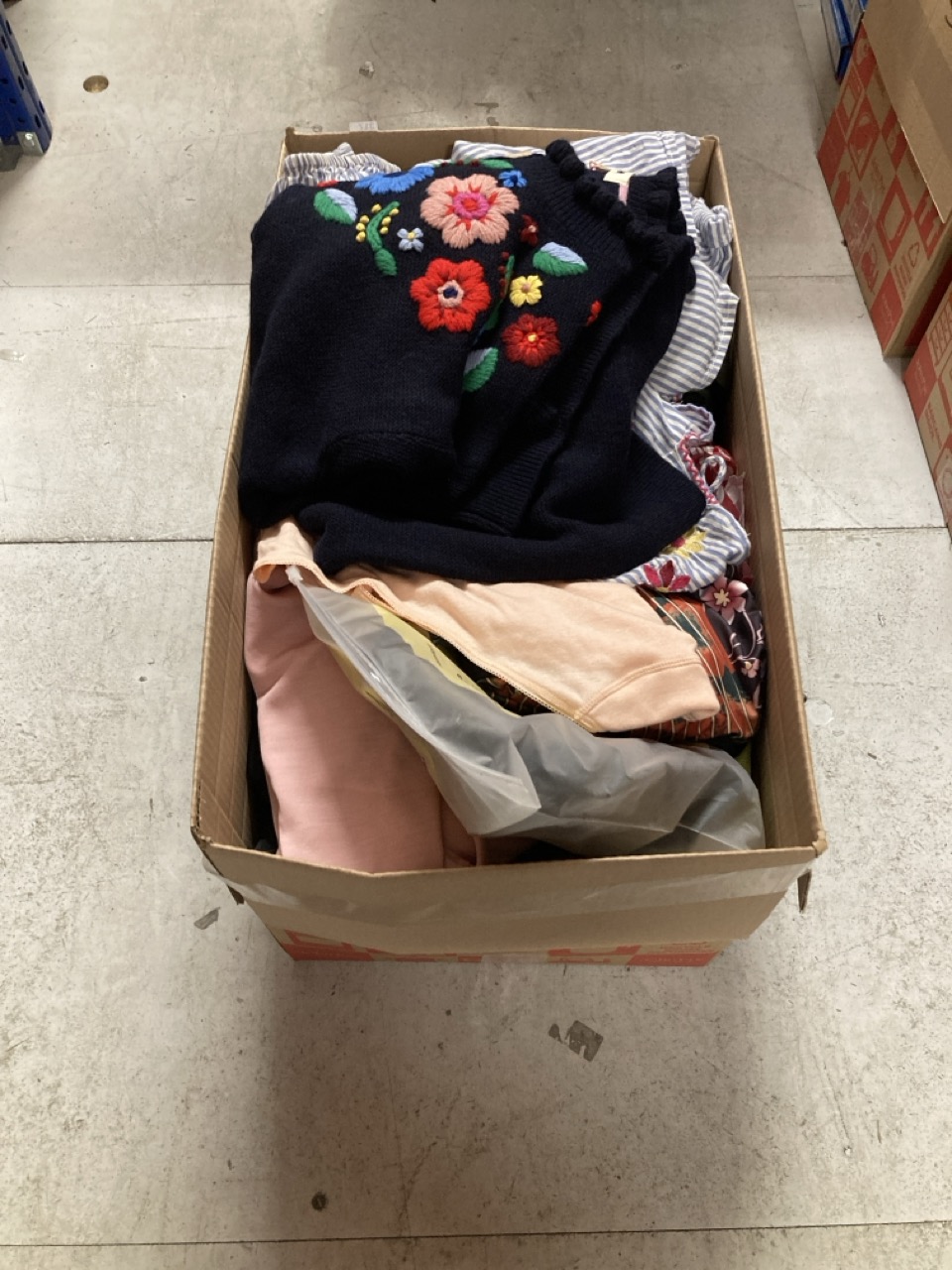 Lot 317  
            Edinburgh SR33 - Delivery Only 

                
QUANTITY OF WOMEN'S CLOTHING TO INCLUDE NAVY BODEN JUMPER SIZE M: LOCATION - D RACK