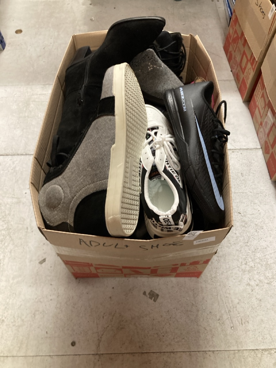 Lot 318  
            Edinburgh SR33 - Delivery Only 

                
QUANTITY OF ADULT SHOES TO INCLUDE BLACK NIKE AIR ZOOM SIZE 9: LOCATION - D RACK