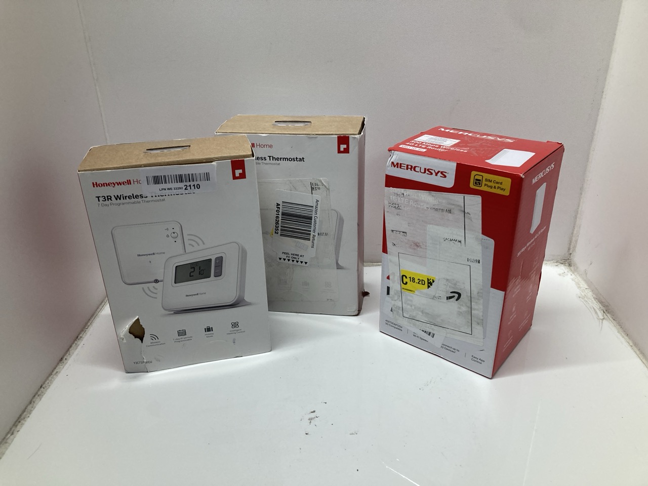 Lot 326  
            Edinburgh SR33 - Delivery Only 

                
QUANTITY OF TECH & GAMING ITEMS TO INCLUDE HONEYWELL HOME T3R WIRELESS SMART THER...
