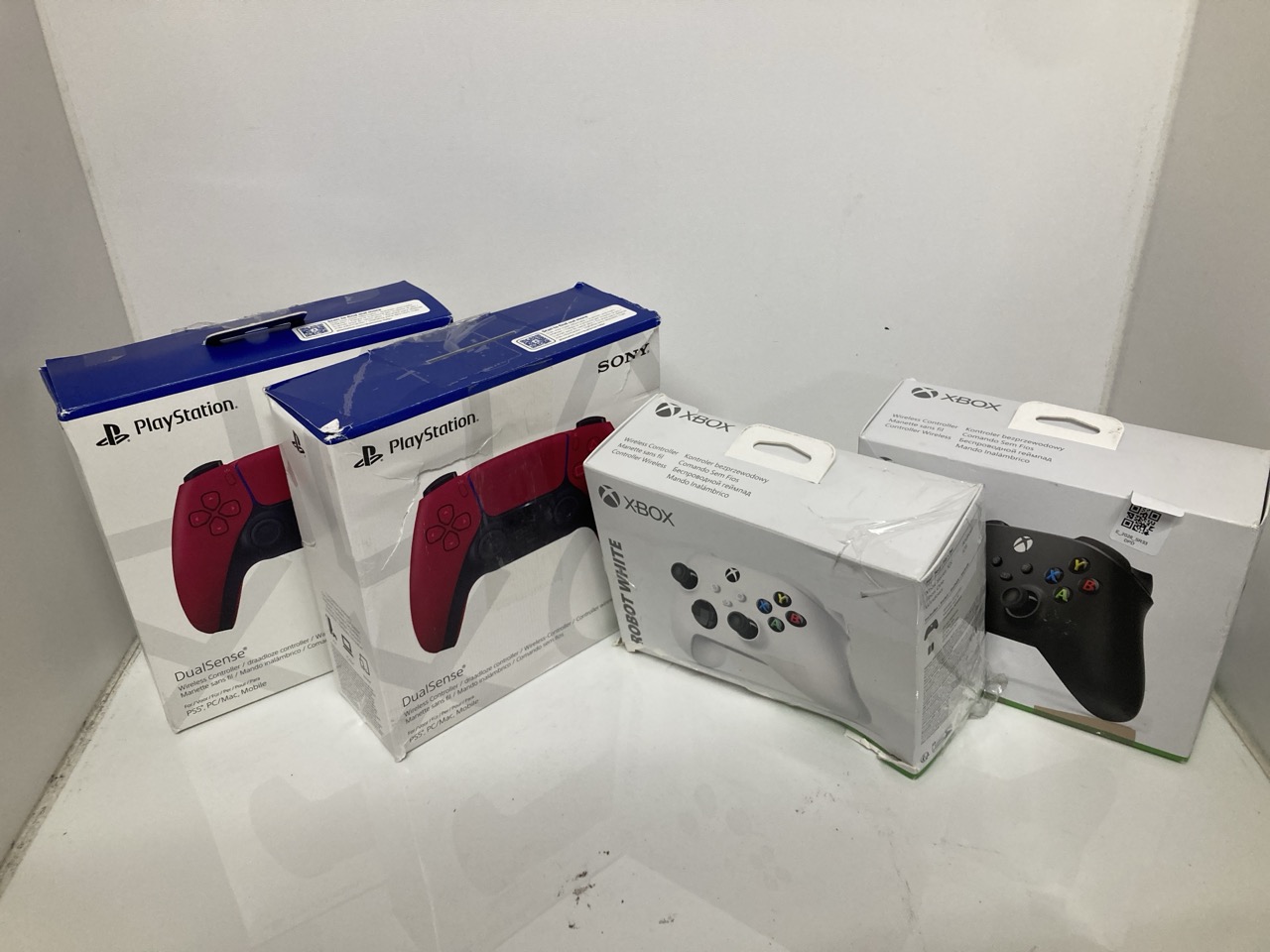 Lot 332  
            Edinburgh SR33 - Delivery Only 

                
QUANTITY OF TECH & GAMING ITEMS TO INCLUDE XBOX CARBON BLACK GAMING CONTROLLER: L...