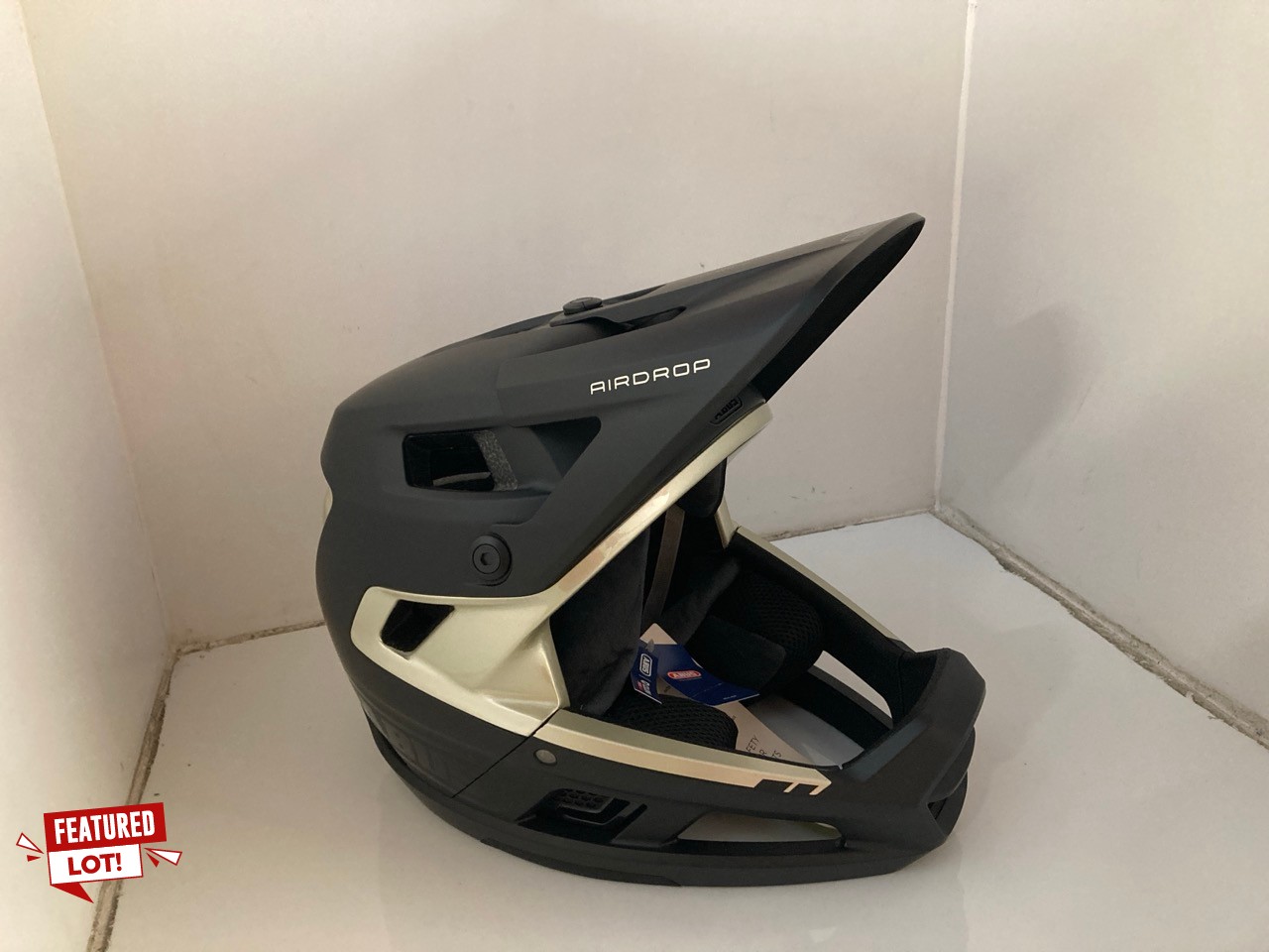 Lot 33  
            Edinburgh SR33 - Delivery Only 

                
ABUS FULL FACE HELMET AIRDROP MIPS - MTB: DOWNHILL, FREERIDE AND ENDURO - MOUNTAI...