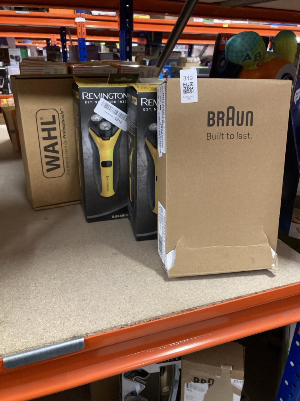 Lot 349  
            Edinburgh SR33 - Delivery Only 

                
QUANTITY OF HEALTH & BEAUTY ITEMS TO INCLUDE BRAUN SERIES 7 ALL-IN-ONE GROOMING F...