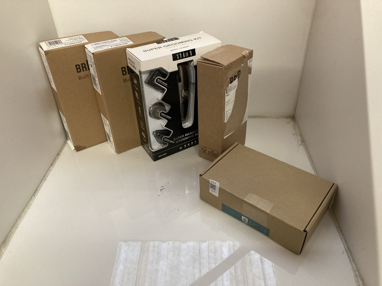 Lot 353  
            Edinburgh SR33 - Delivery Only 

                
QUANTITY OF HEALTH & BEAUTY ITEMS TO INCLUDE BRAUN SERIES 7 ALL-IN-ONE GROOMING F...