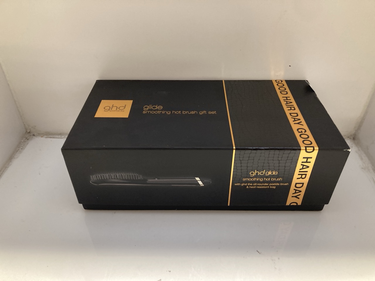 Lot 355  
            Edinburgh SR33 - Delivery Only 

                
GHD GLIDE SMOOTHING HOT BRUSH : LOCATION - D RACK