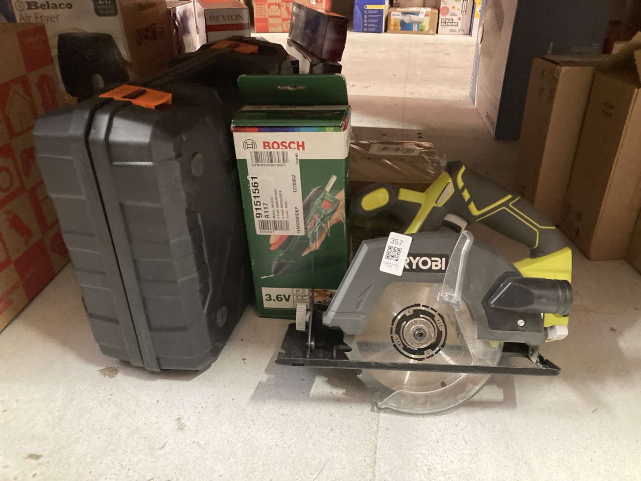 Lot 357  
            Edinburgh SR33 - Delivery Only 

                
QUANTITY OF TOOLS & HOME IMPROVEMENT ITEMS TO INCLUDE BOSCH 06032A2070 CORDLESS H...
