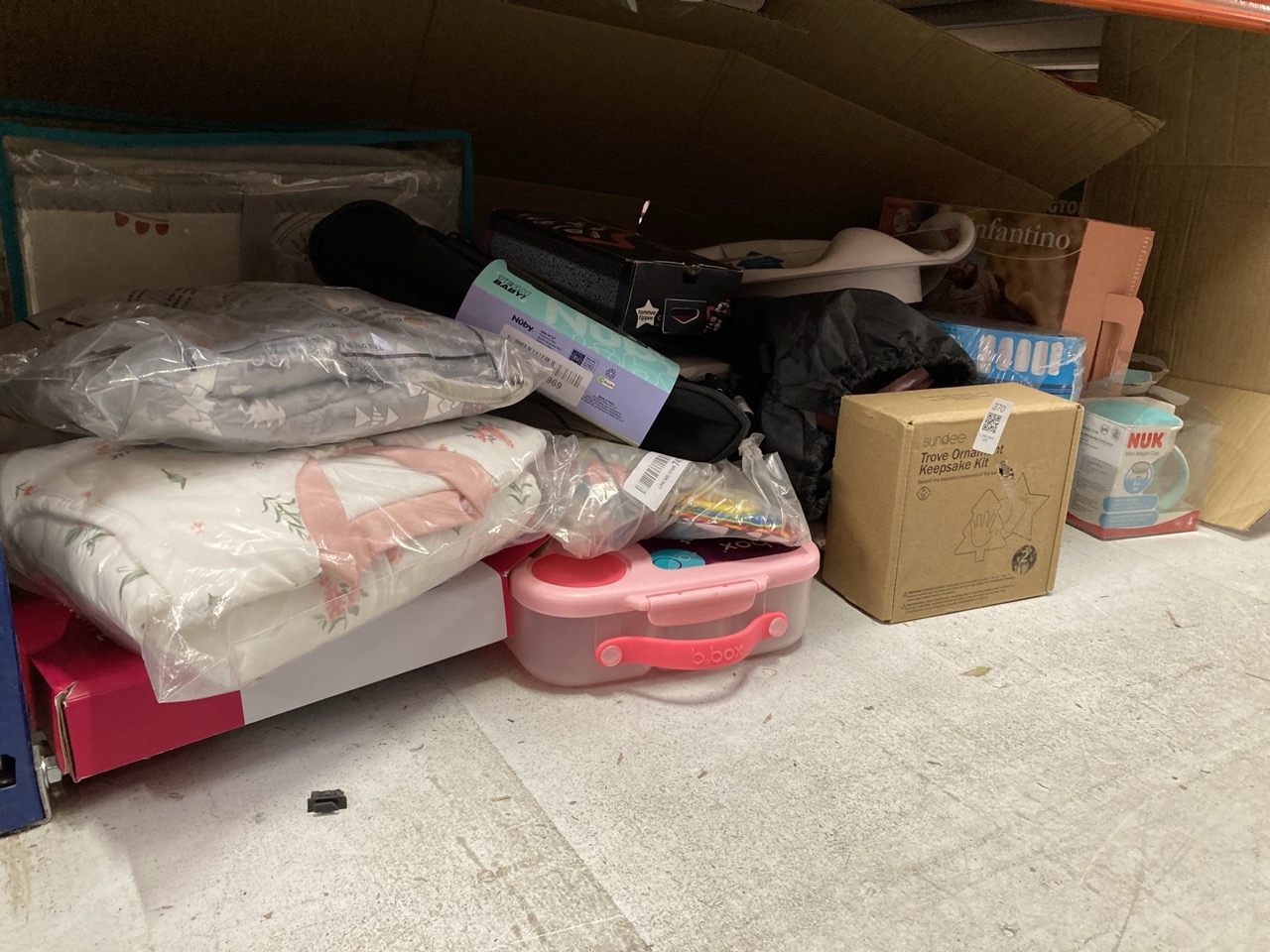 Lot 370  
            Edinburgh SR33 - Delivery Only 

                
QUANTITY OF BABY & TODDLER ITEMS TO INCLUDE INFANTINO CONVERTIBLE BABY CARRIER: L...