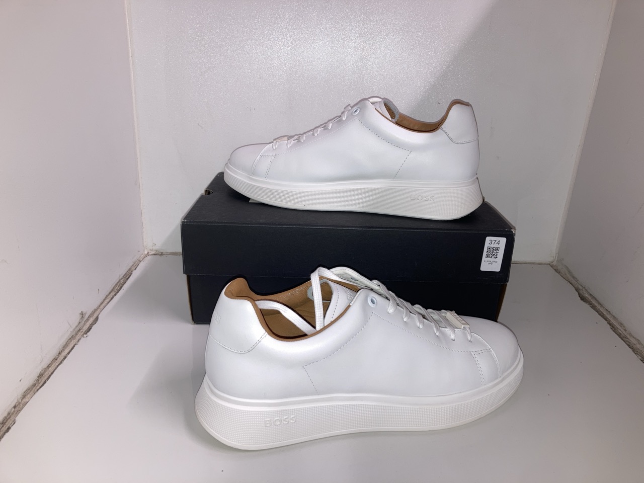 Lot 374  
            Edinburgh SR33 - Delivery Only 

                
HUGO BOSS WHITE MENS SHOES SIZE 9 UK: LOCATION - E RACK