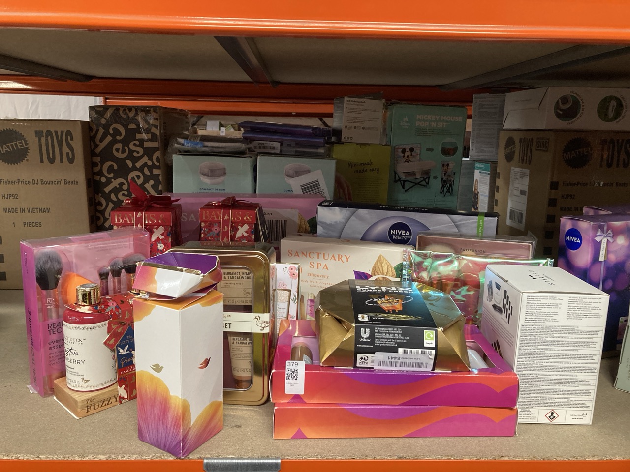 Lot 379  
            Edinburgh SR33 - Delivery Only 

                
QUANTITY OF HEALTH & BEAUTY ITEMS TO INCLUDE LYNX GIFT SET SUNSET FRESH WIN BIG W...