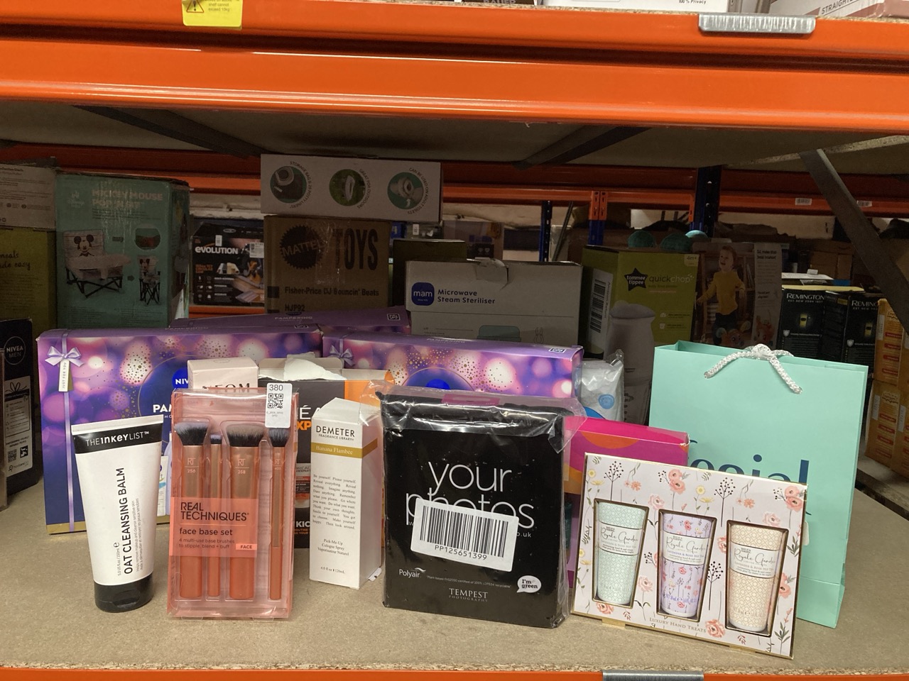Lot 380  
            Edinburgh SR33 - Delivery Only 

                
QUANTITY OF HEALTH & BEAUTY ITEMS TO INCLUDE BAYLIS & HARDING ROYALE GARDEN LAVEN...
