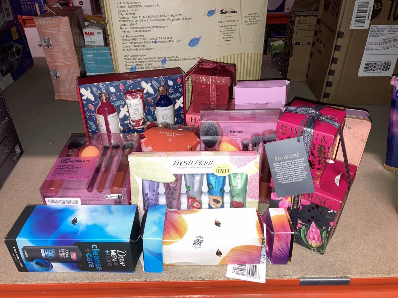 Lot 384  
            Edinburgh SR33 - Delivery Only 

                
QUANTITY OF HEALTH & BEAUTY ITEMS TO INCLUDE REAL TECHNIQUES EVERYDAY ESSENTIALS ...