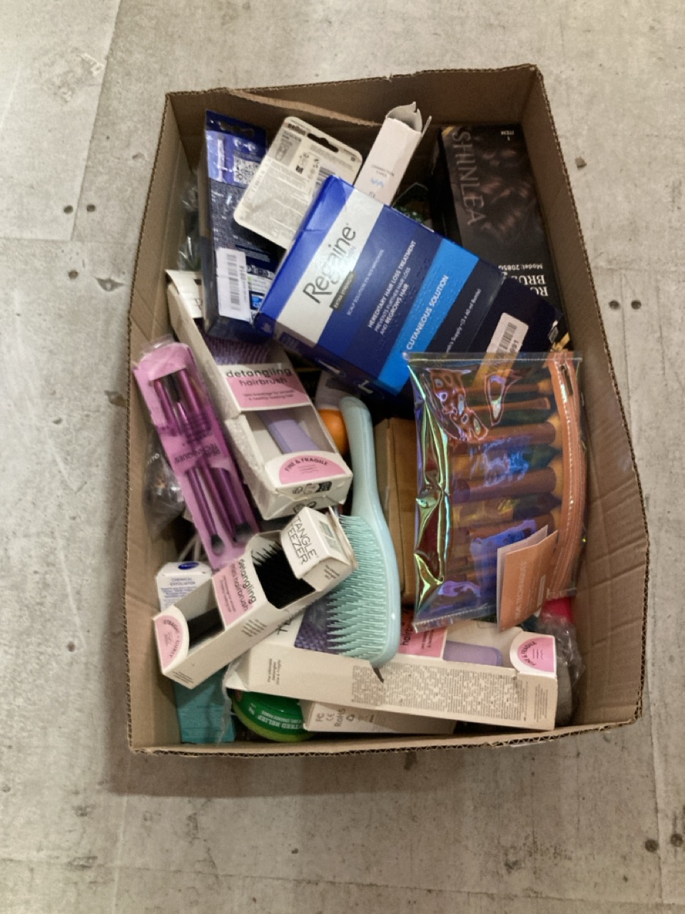 Lot 396  
            Edinburgh SR33 - Delivery Only 

                
QUANTITY OF HEALTH & BEAUTY ITEMS TO INCLUDE TANGLE TEEZER MINI ULTIMATE DETANGLE...