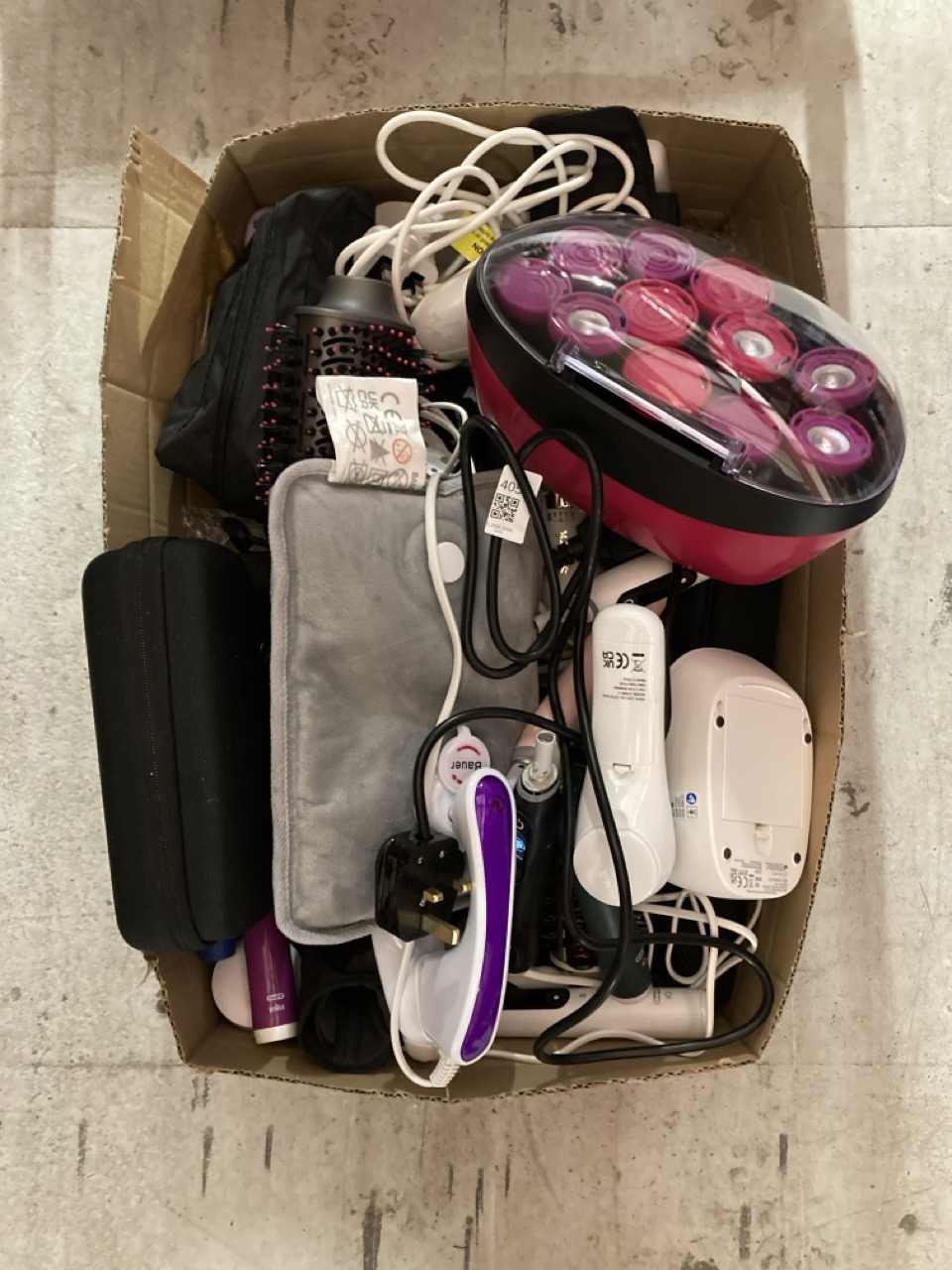 Lot 405  
            Edinburgh SR33 - Delivery Only 

                
QUANTITY OF HEALTH AND BEAUTY ITEMS TO INCLUDE ORAL B BLACK TOOTHBRUSH : LOCATION...