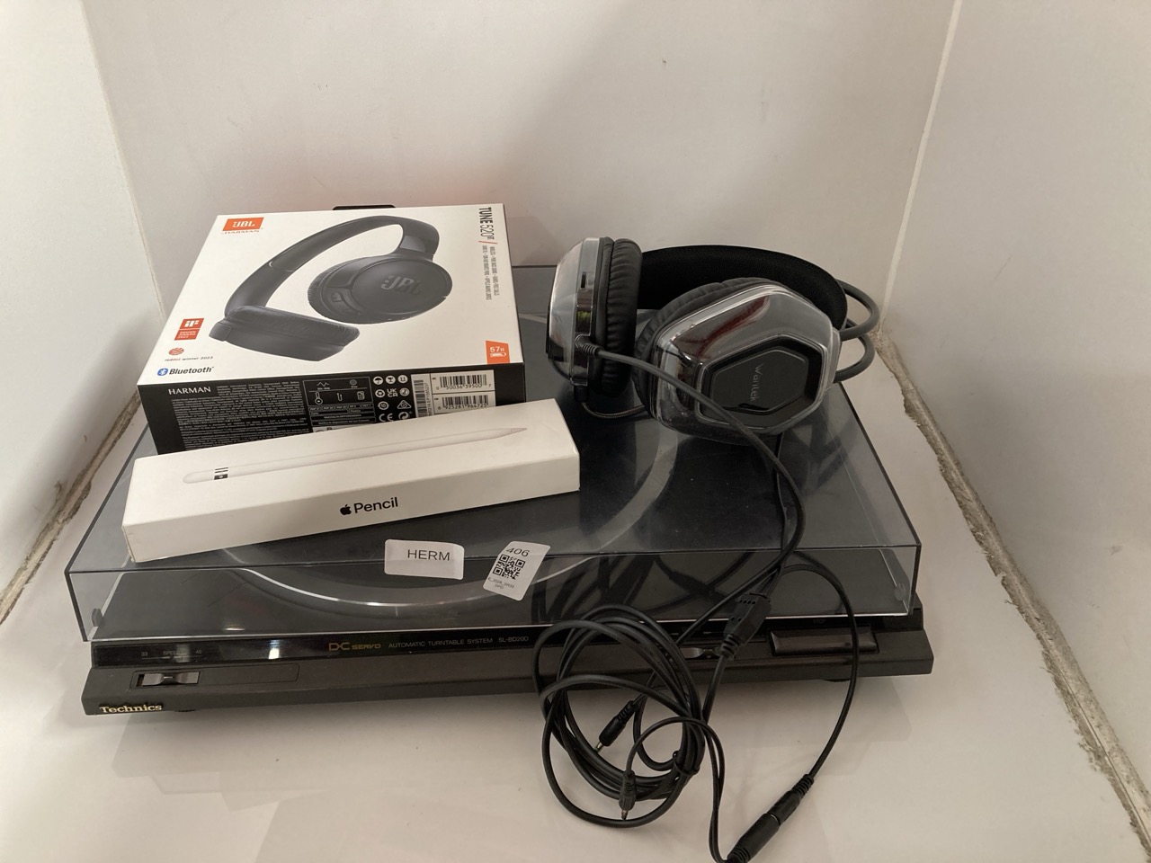 Lot 406  
            Edinburgh SR33 - Delivery Only 

                
QUANTITY OF TECH & GAMING ITEMS TO INCLUDE JBL TUNE 520 BT WIRELESS ON-EAR HEADPH...