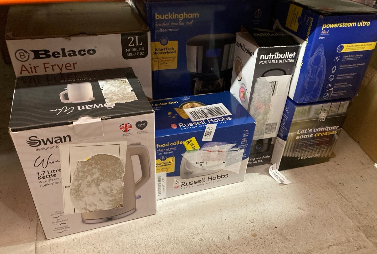 Lot 410  
            Edinburgh SR33 - Delivery Only 

                
QUANTITY OF KITCHEN & APPLIANCES ITEMS TO INCLUDE BELACO AIR FRYER, 2L DIGITAL DI...