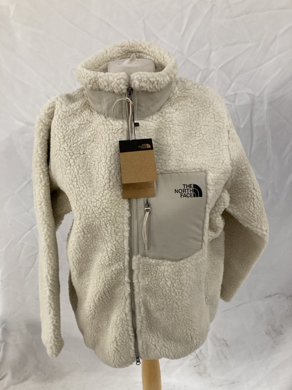 Lot 420  
            Edinburgh SR33 - Delivery Only 

                
WHITE WOMEN'S NORTH FACE JACKET SIZE LARGE: LOCATION - E RACK