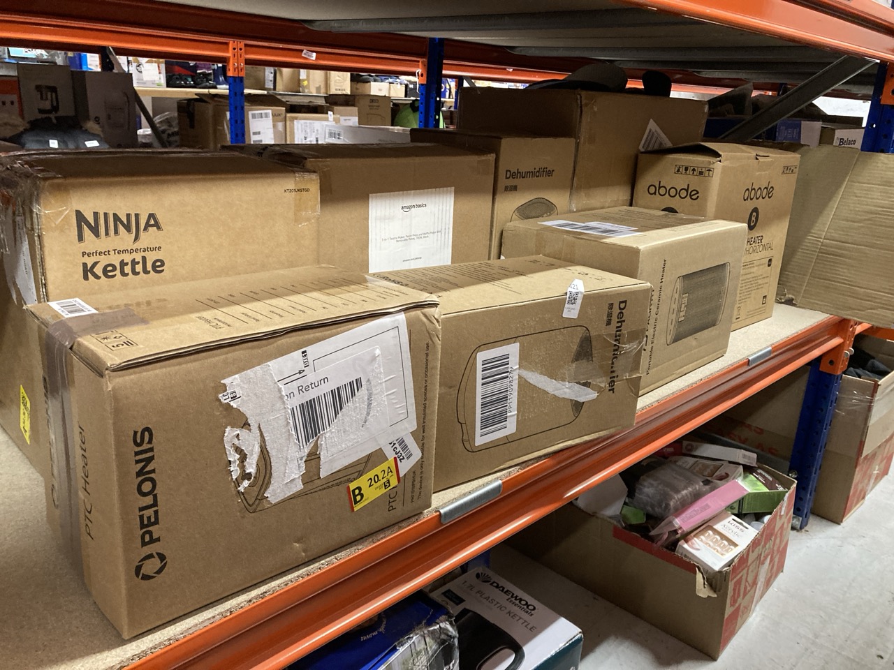 Lot 421  
            Edinburgh SR33 - Delivery Only 

                
QUANTITY OF KITCHEN & APPLIANCES ITEMS TO INCLUDE AROEVE DEHUMIDIFIER 1000ML, DEH...