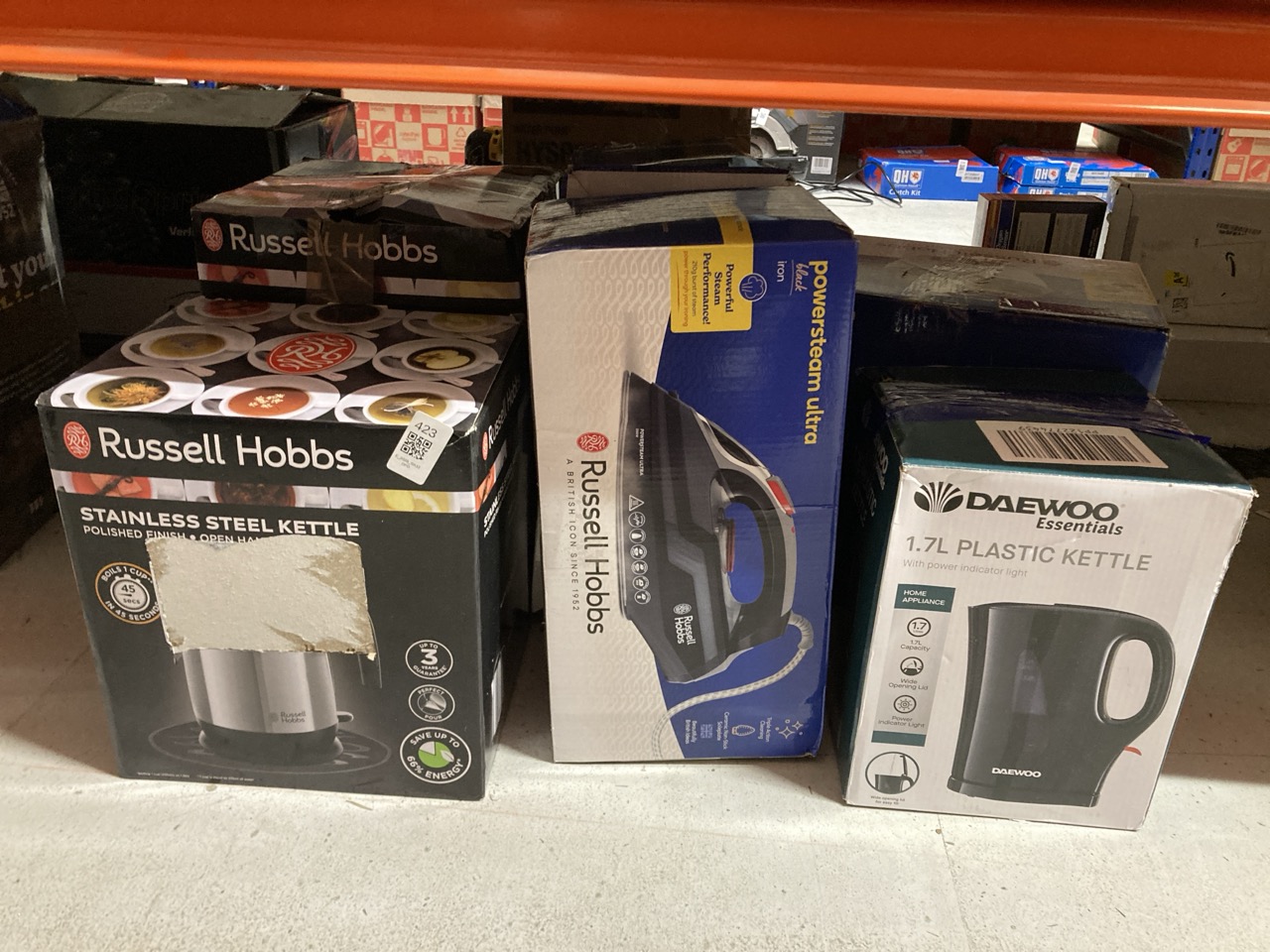 Lot 423  
            Edinburgh SR33 - Delivery Only 

                
QUANTITY OF KITCHEN & APPLIANCES ITEMS TO INCLUDE DAEWOO ESSENTIALS 1.7L FAST BOI...